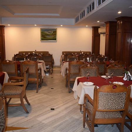Hotel Vaibhav Varanasi Exteriör bild