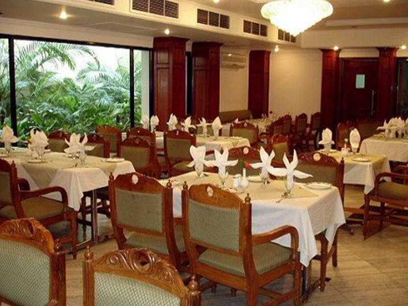 Hotel Vaibhav Varanasi Exteriör bild