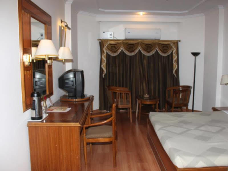 Hotel Vaibhav Varanasi Exteriör bild