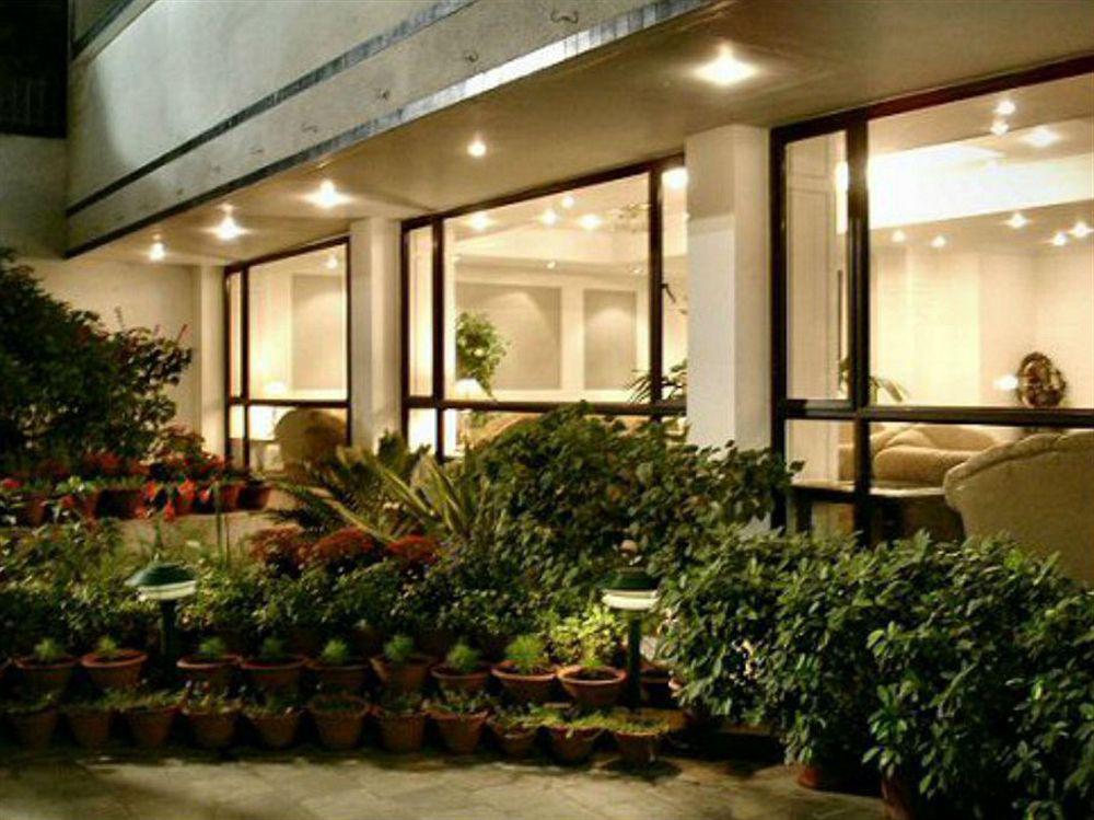 Hotel Vaibhav Varanasi Exteriör bild
